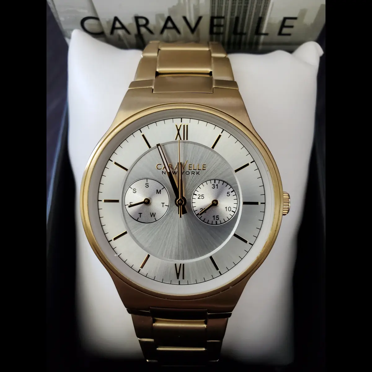 Caravelle Bulova Men's Day Date Gold Dress Watch Satin Sunburst Pie Pan Dial NIB - Image 2