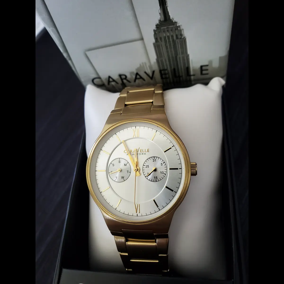 Caravelle Bulova Men's Day Date Gold Dress Watch Satin Sunburst Pie Pan Dial NIB - Image 3