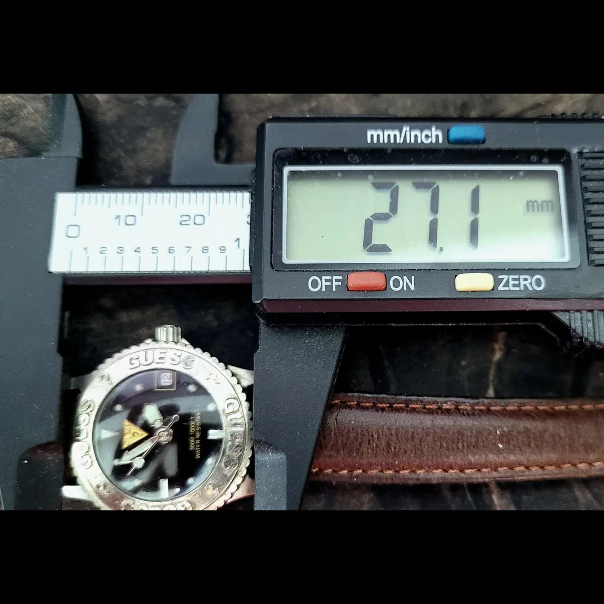 Rare Guess Water Pro 1000ft 300 meter Womens 27mm Dive Watch - Image 5