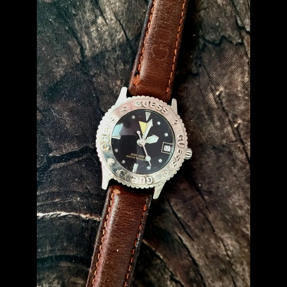 Rare Guess Water Pro 1000ft 300 meter Womens 27mm Dive Watch - Image 2