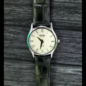 Vintage Seiko Round Slim Roman Silver White Satin Dial Black Strap Mens Watch